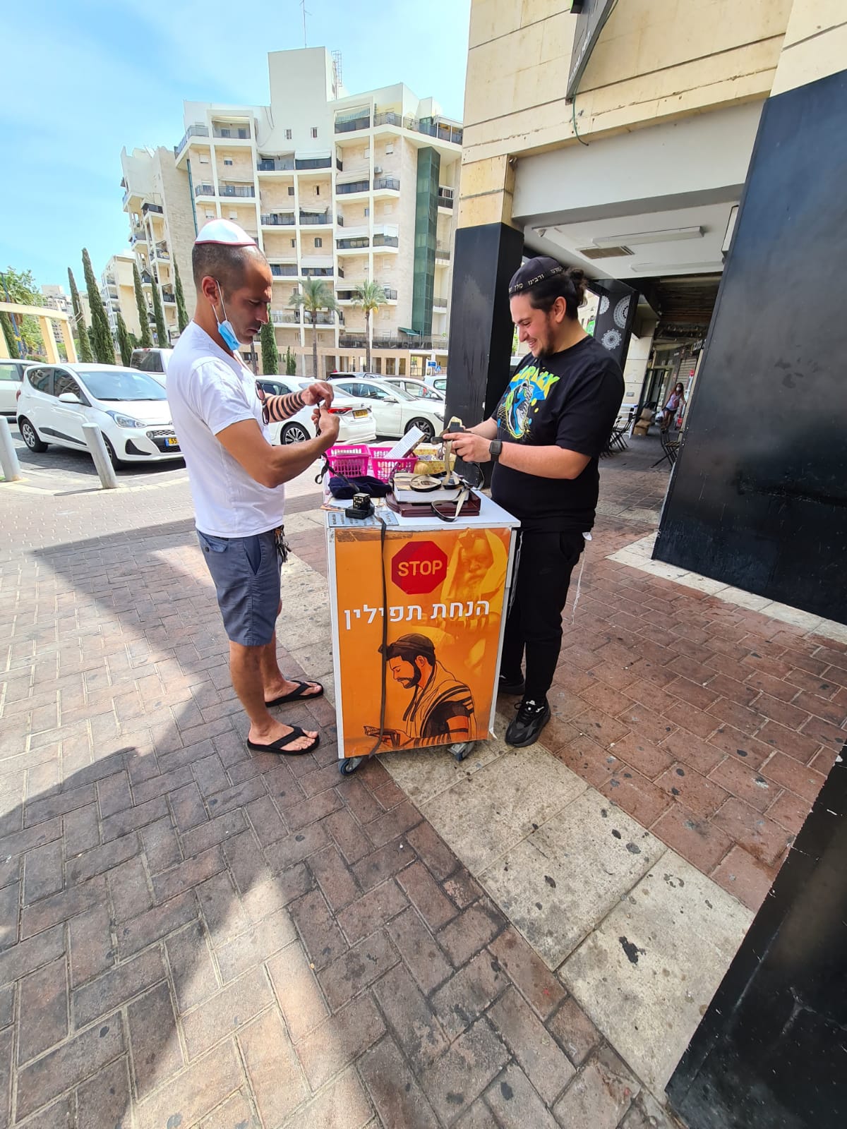 החב"דניקים הסתערו עם התפילין על מרכזי הערים