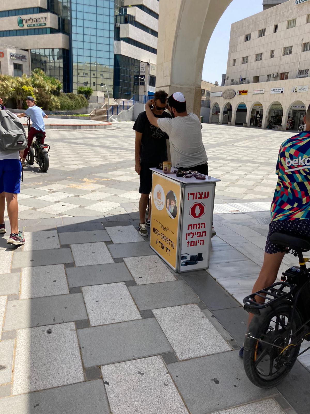 החב"דניקים הסתערו עם התפילין על מרכזי הערים