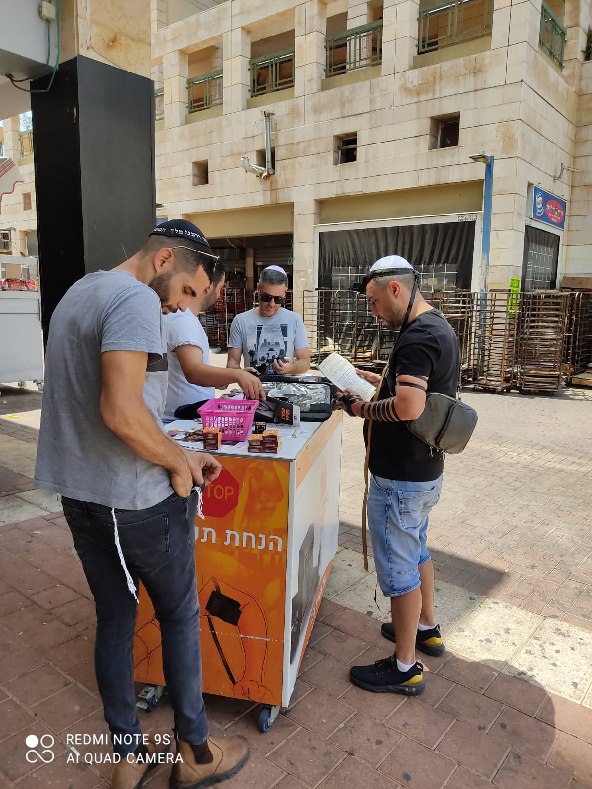 החב"דניקים הסתערו עם התפילין על מרכזי הערים