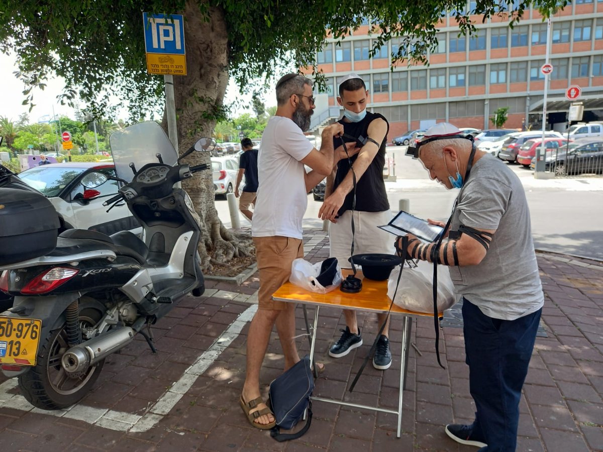 החב"דניקים הסתערו עם התפילין על מרכזי הערים