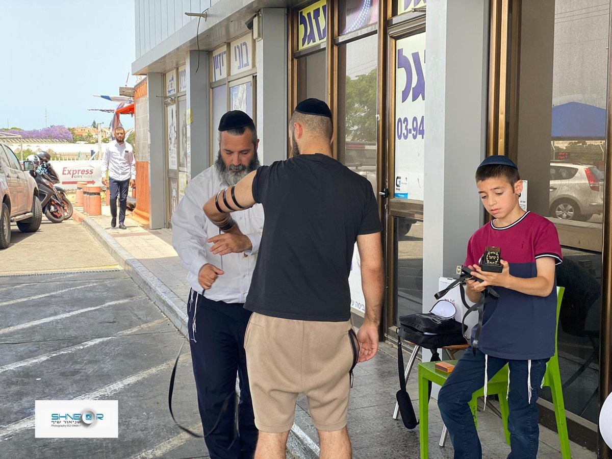 החב"דניקים הסתערו עם התפילין על מרכזי הערים