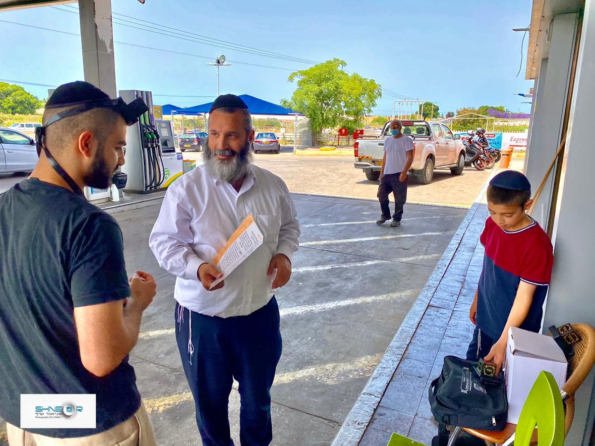 החב"דניקים הסתערו עם התפילין על מרכזי הערים