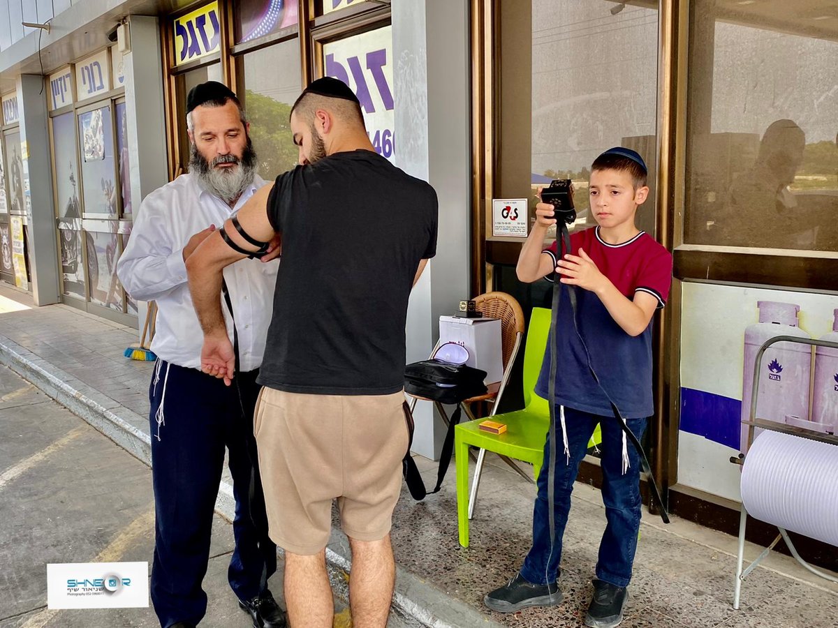 החב"דניקים הסתערו עם התפילין על מרכזי הערים