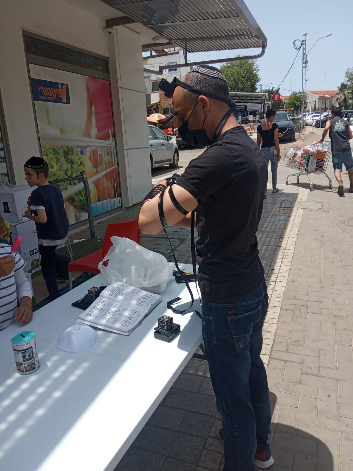 החב"דניקים הסתערו עם התפילין על מרכזי הערים