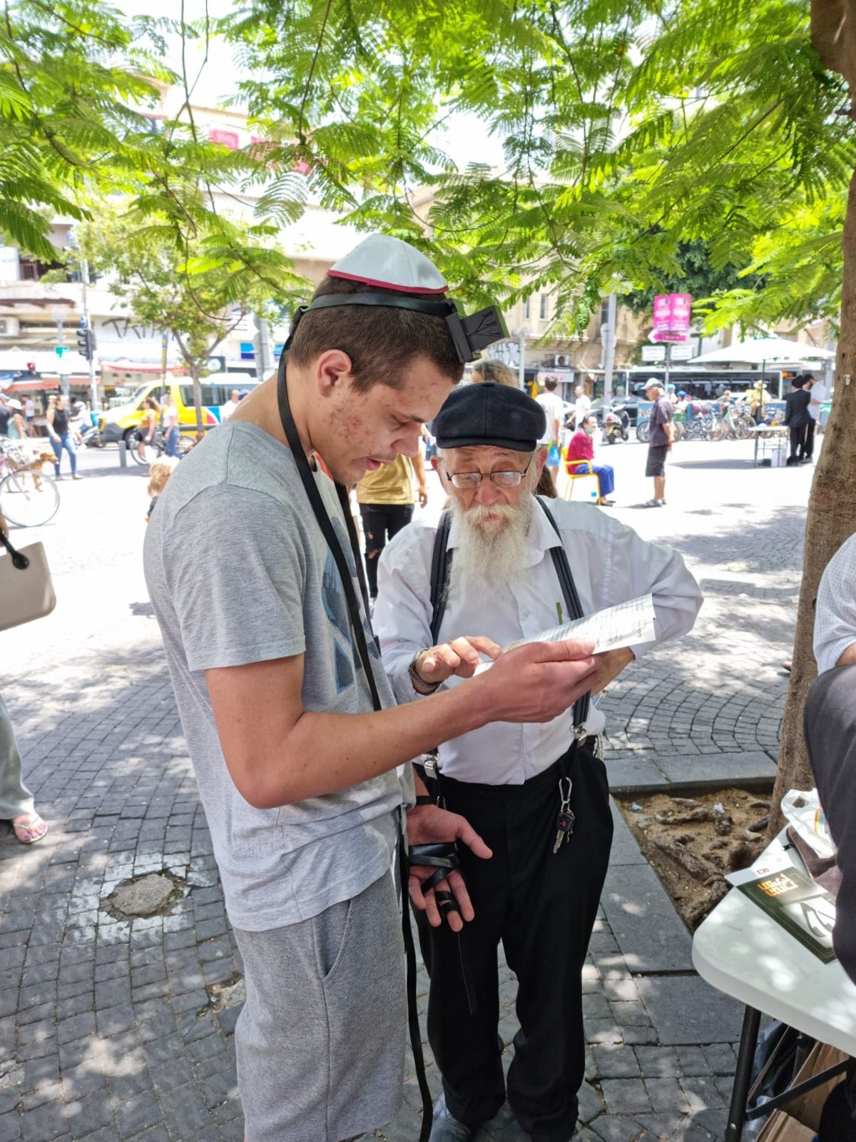 החב"דניקים הסתערו עם התפילין על מרכזי הערים