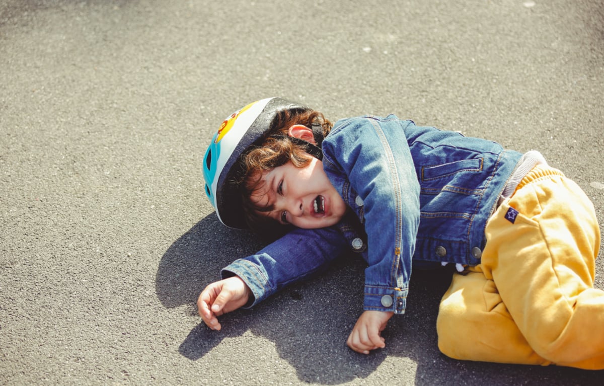 איך כדאי להגיב כשהילד שלכם נופל ולגרום לו לקום מזה