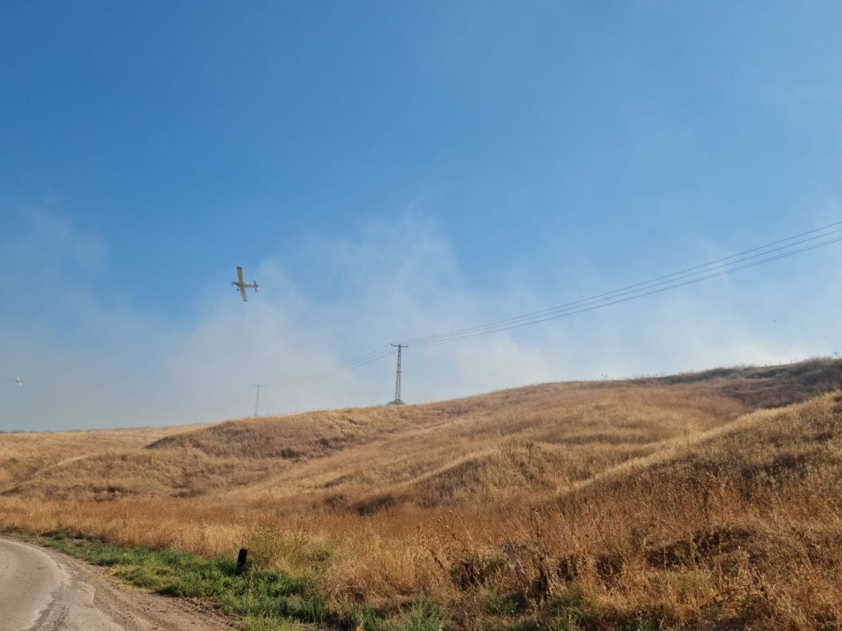 שריפה בכביש 90: הוזנקו 4 מטוסי כיבוי • צפו