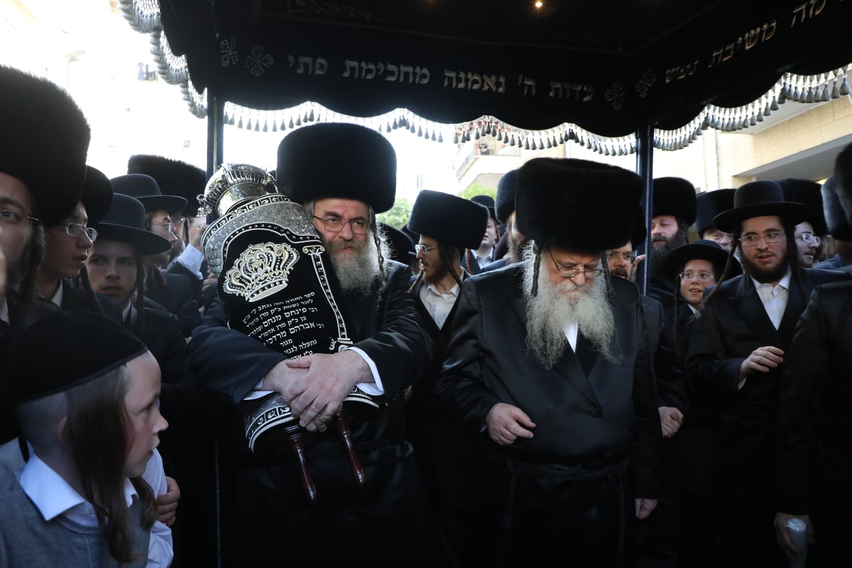 קהילת הגר"ש אלתר הכניסה ספר תורה חדש