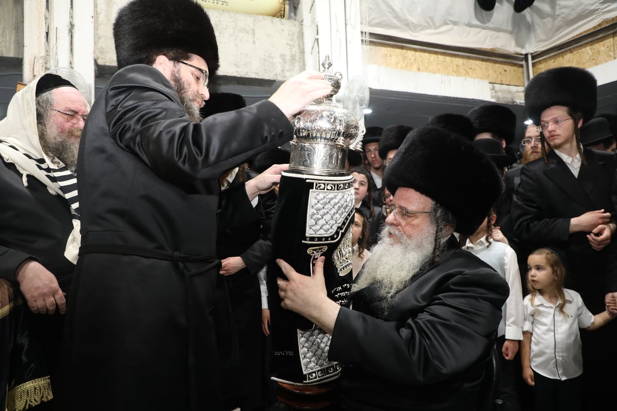 קהילת הגר"ש אלתר הכניסה ספר תורה חדש