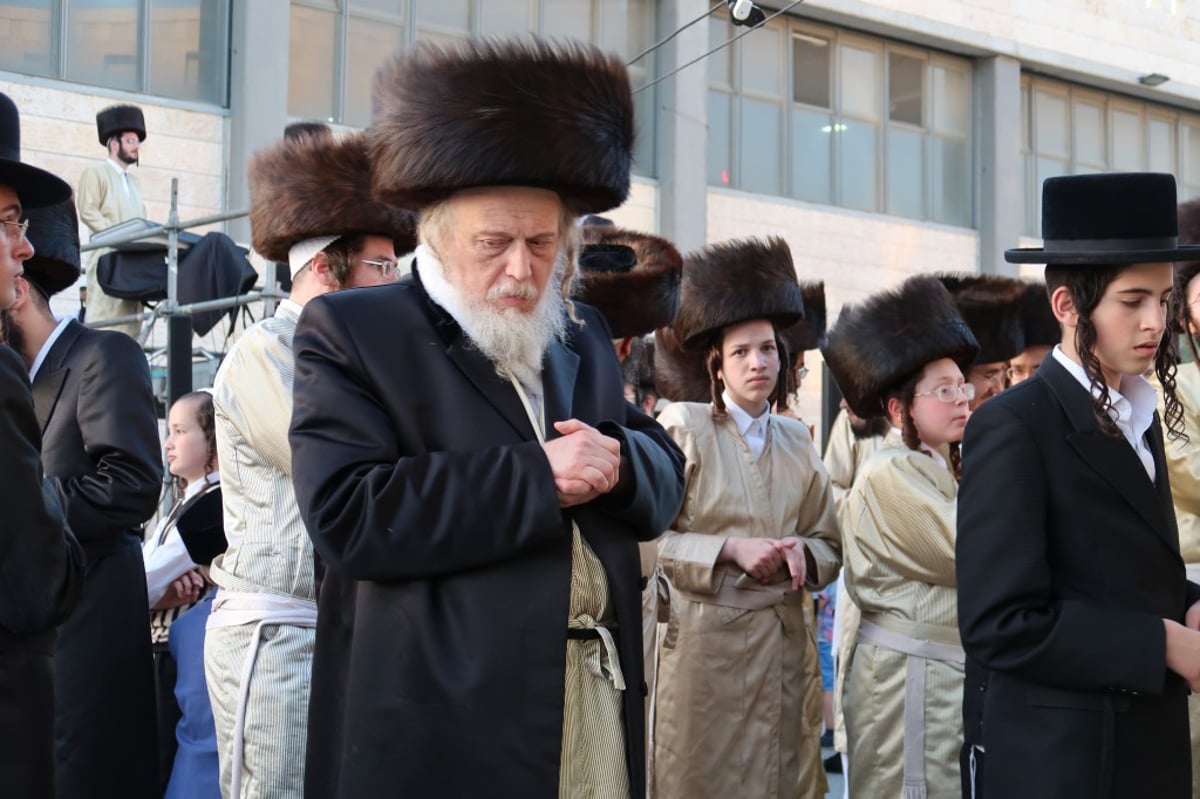 המונים בשמחת החתונה בחצרות תולדות אברהם יצחק - סאסוב