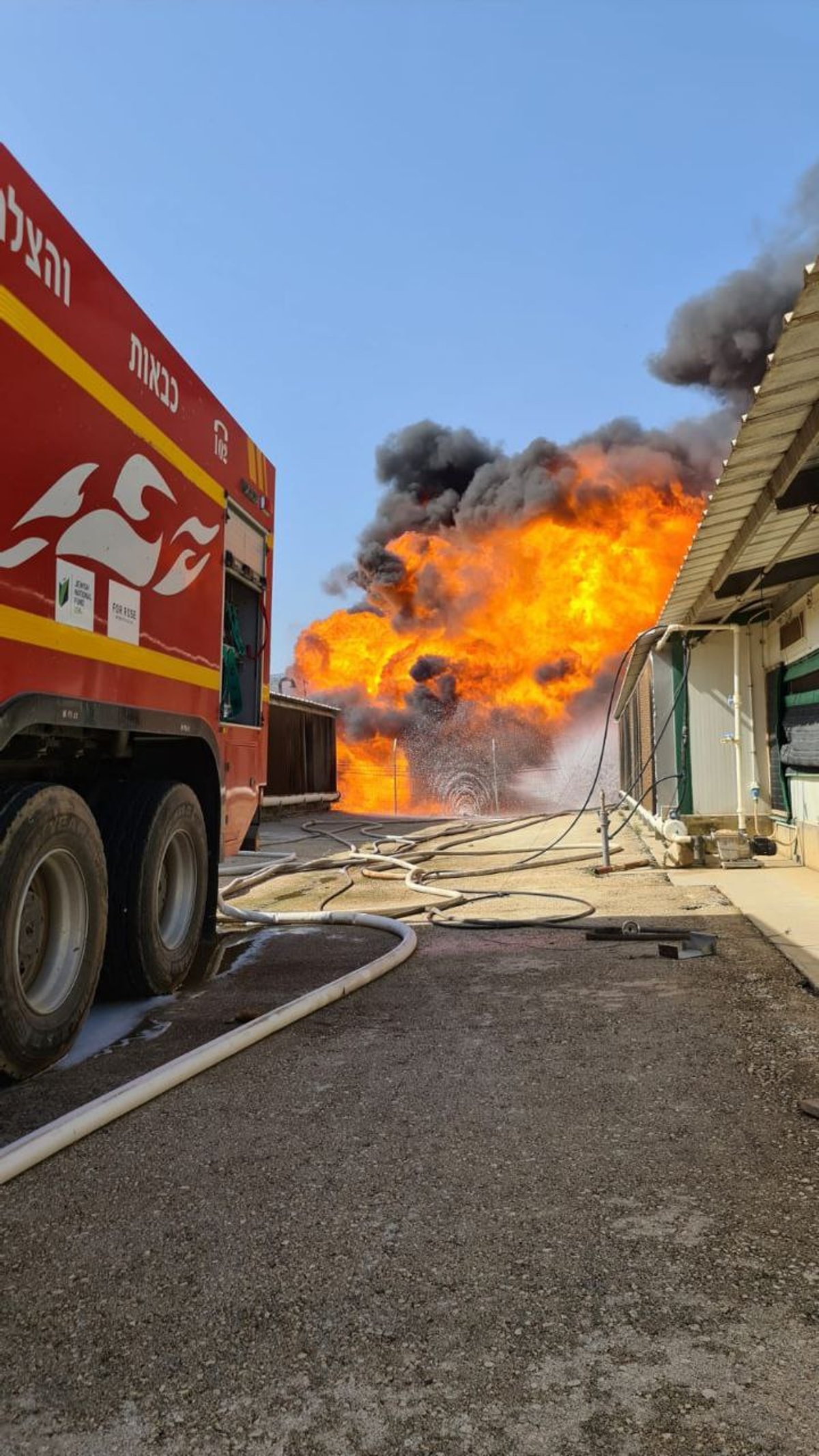 בערב שבת: שריפה ממיכלי שמן גדולים; צפו