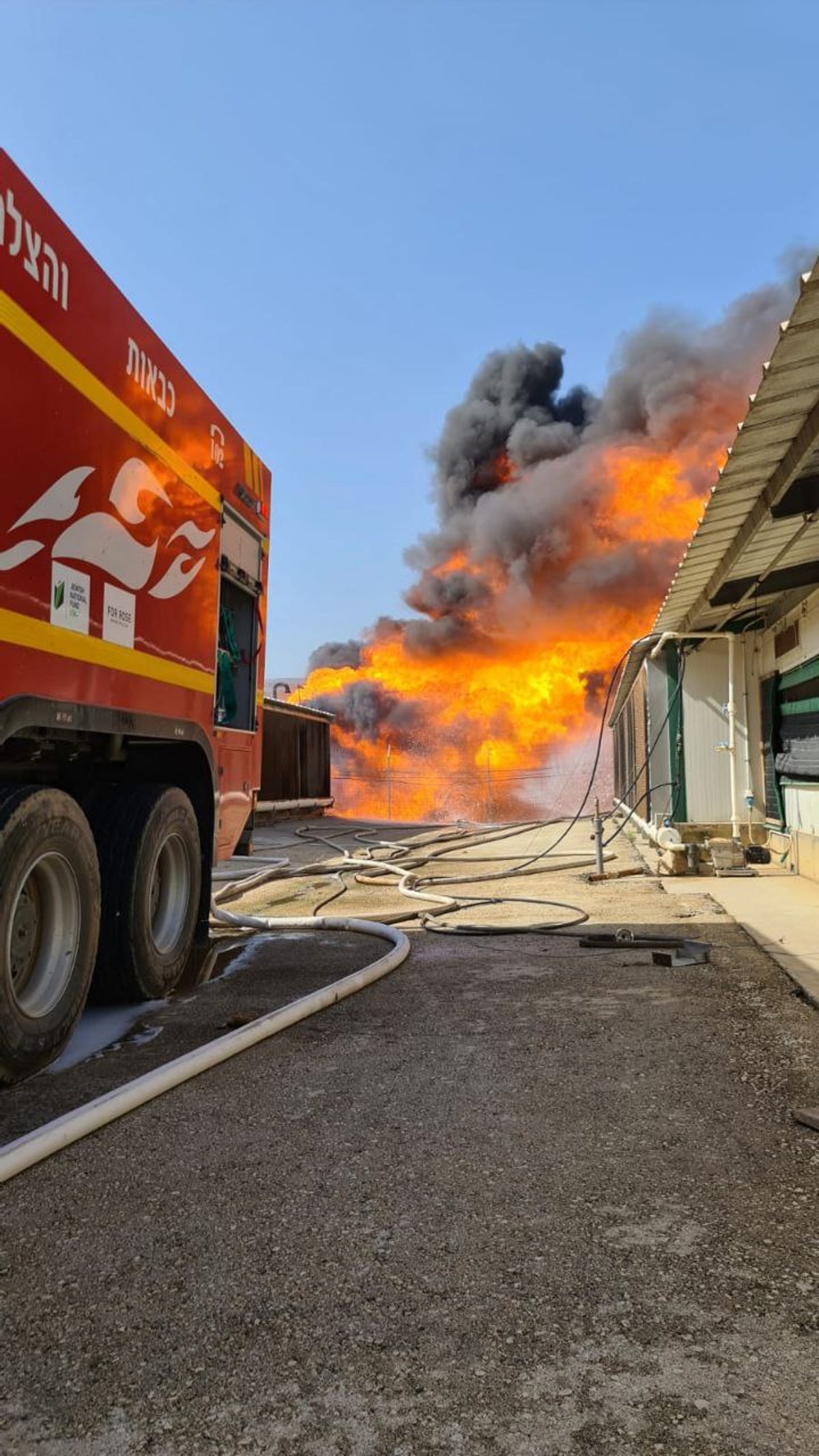 בערב שבת: שריפה ממיכלי שמן גדולים; צפו