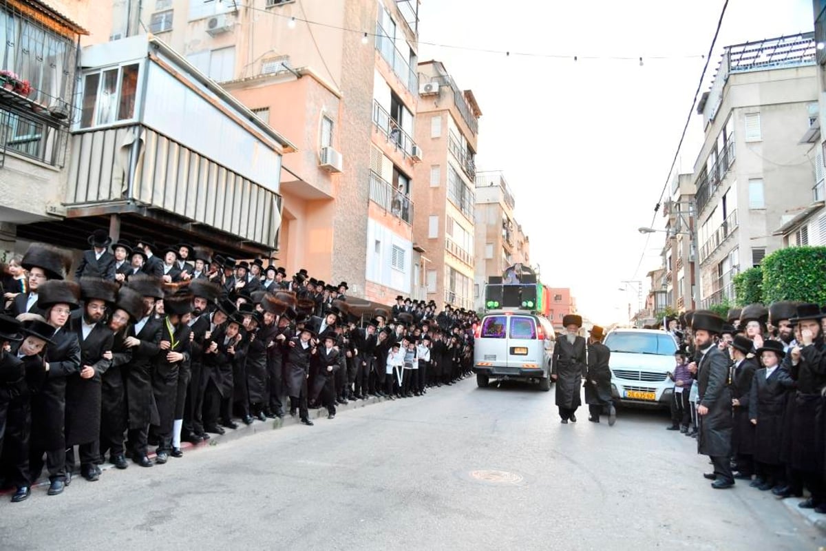 לע"נ החסיד: בויז'ניץ חגגו הכנסת ספר תורה חדש