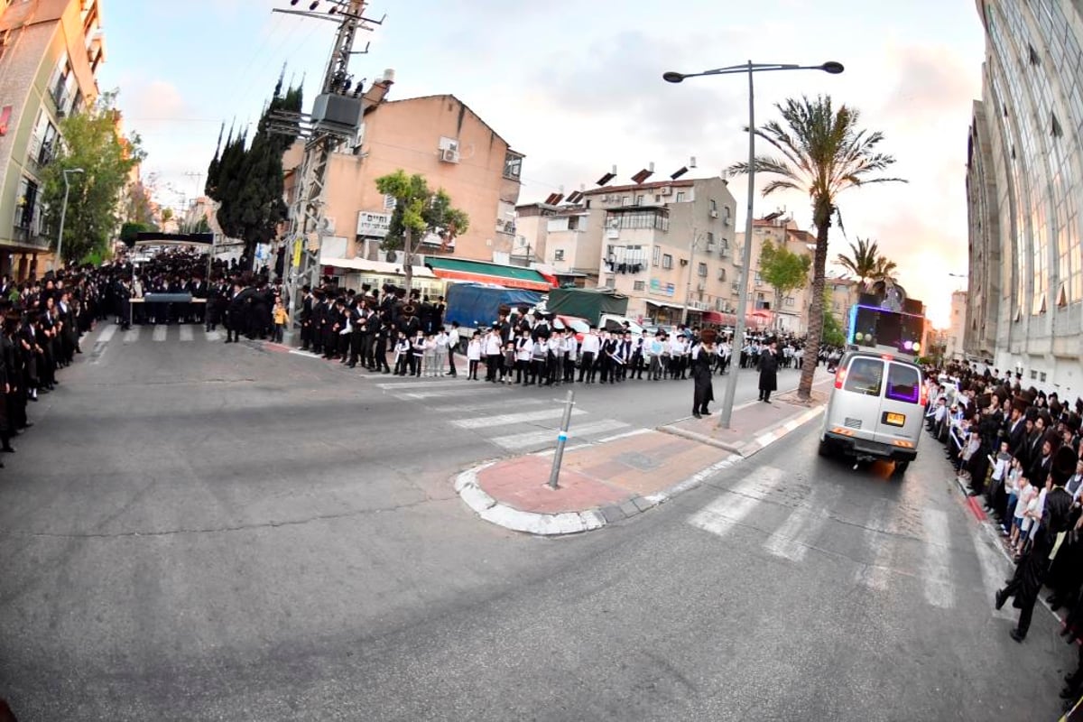 לע"נ החסיד: בויז'ניץ חגגו הכנסת ספר תורה חדש