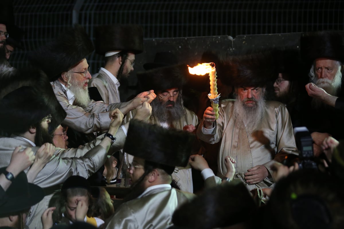 בראשות הרבי: ההדלקה של חסידי לעלוב במירון