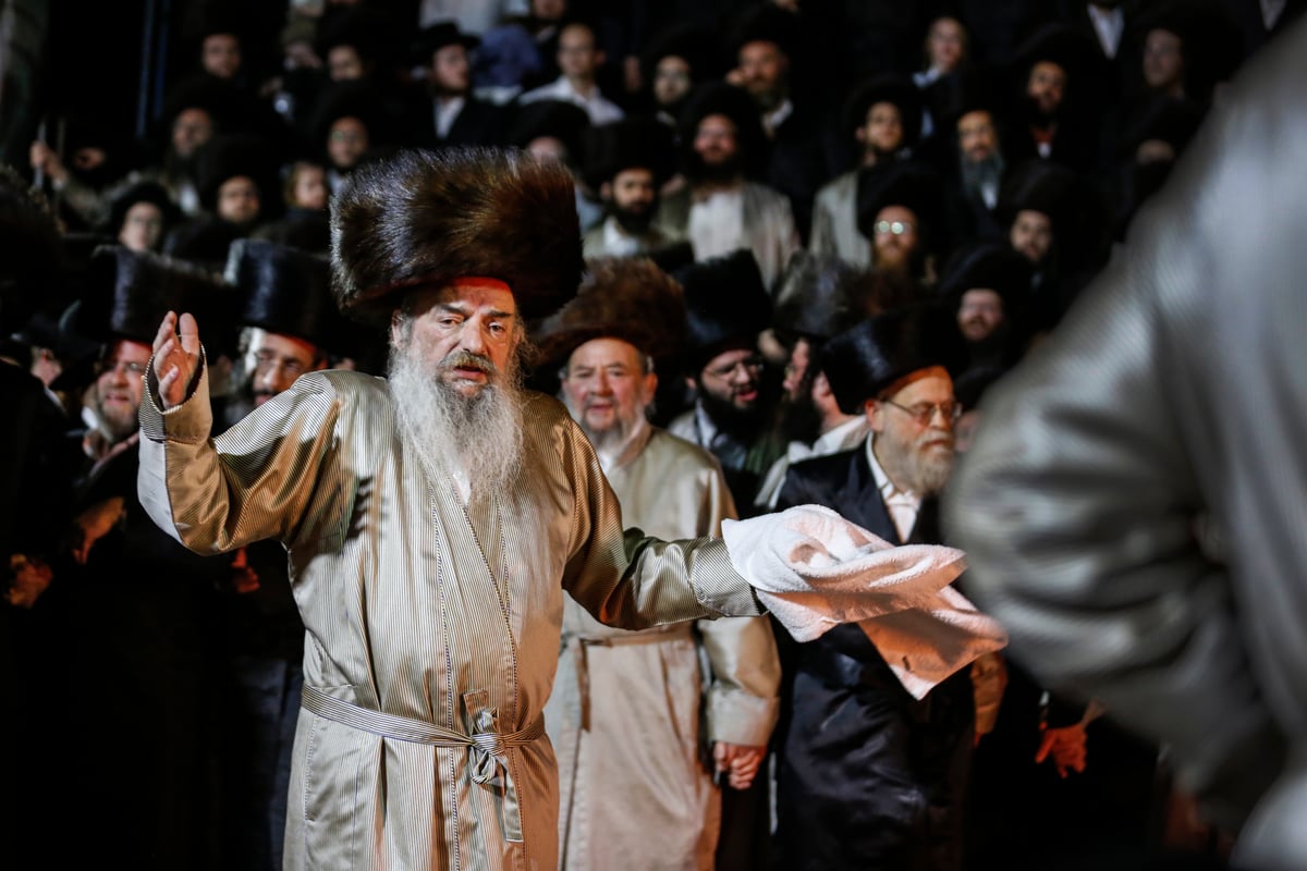 בראשות הרבי: ההדלקה של חסידי לעלוב במירון