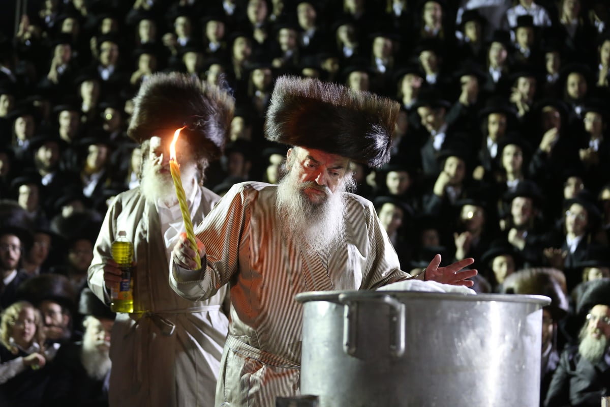 בראשות הרבי: ההדלקה של חסידי לעלוב במירון