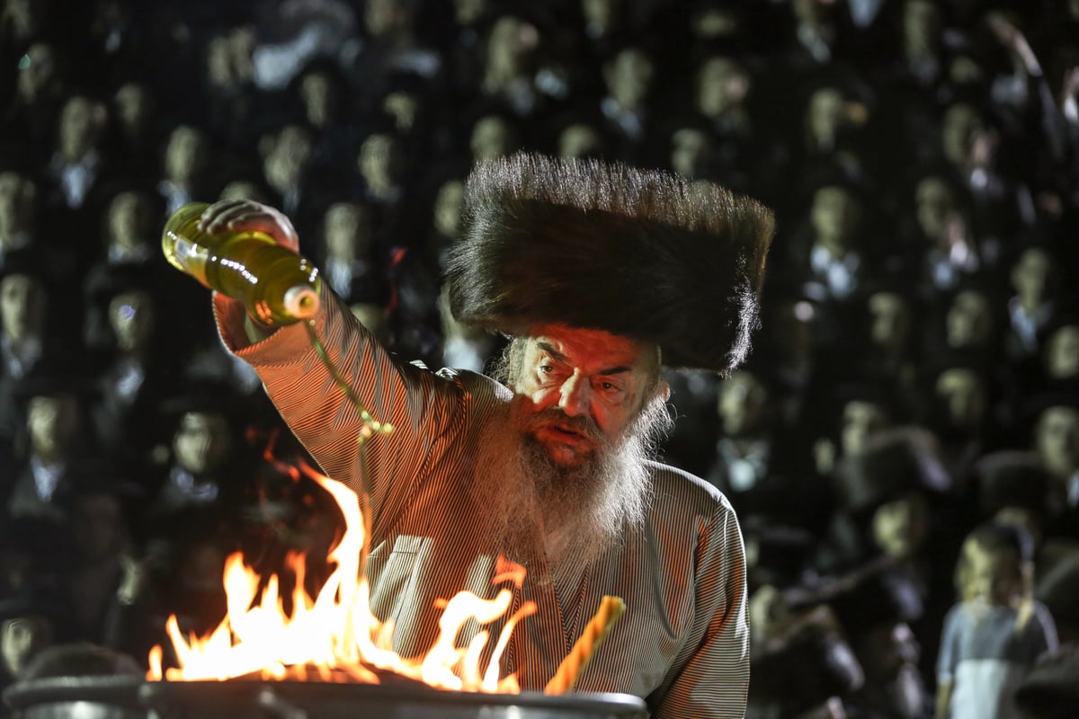 בראשות הרבי: ההדלקה של חסידי לעלוב במירון