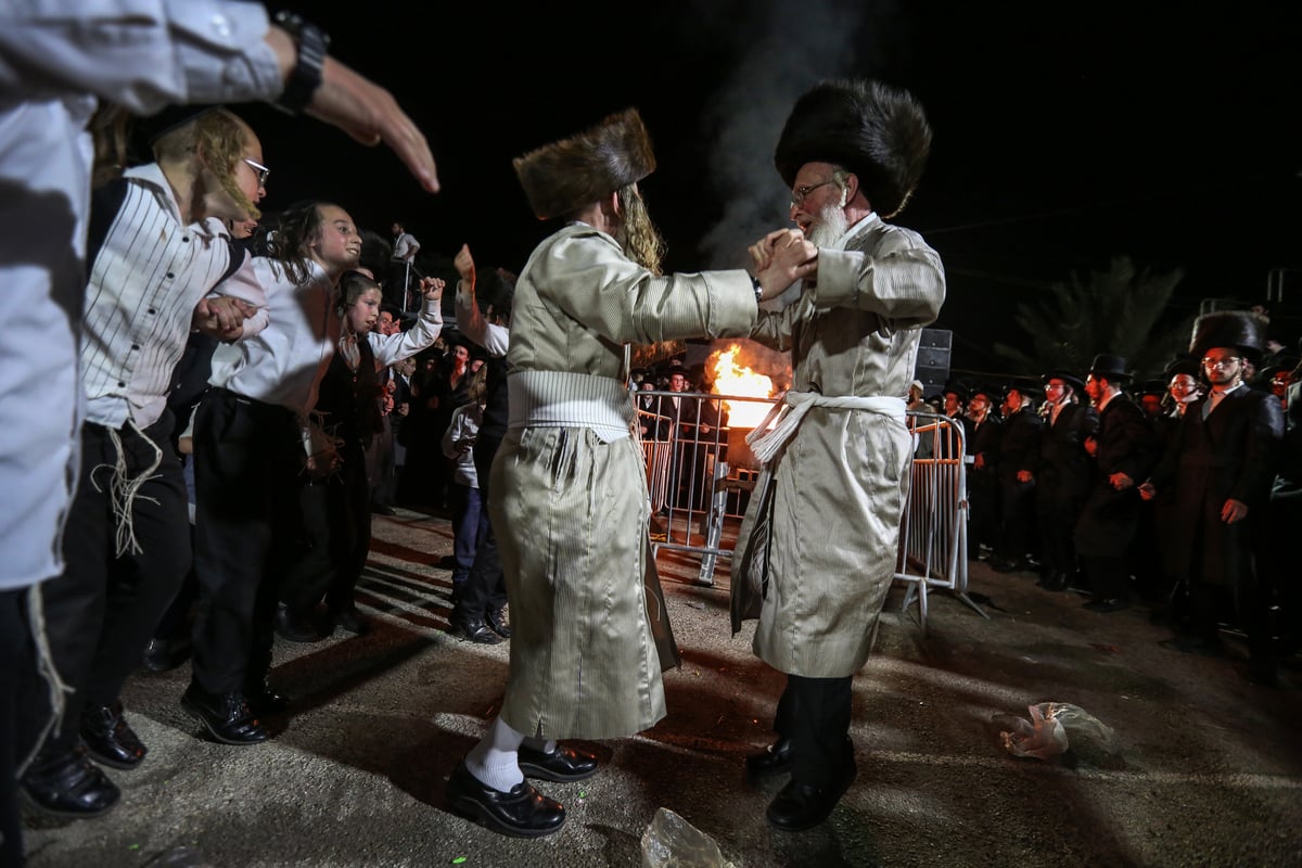 בראשות הרבי: ההדלקה של חסידי לעלוב במירון