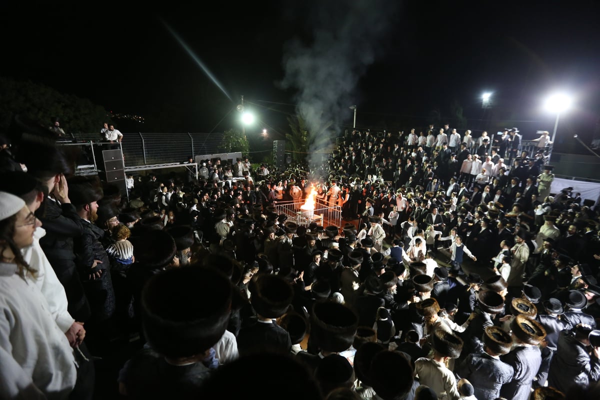 בראשות הרבי: ההדלקה של חסידי לעלוב במירון