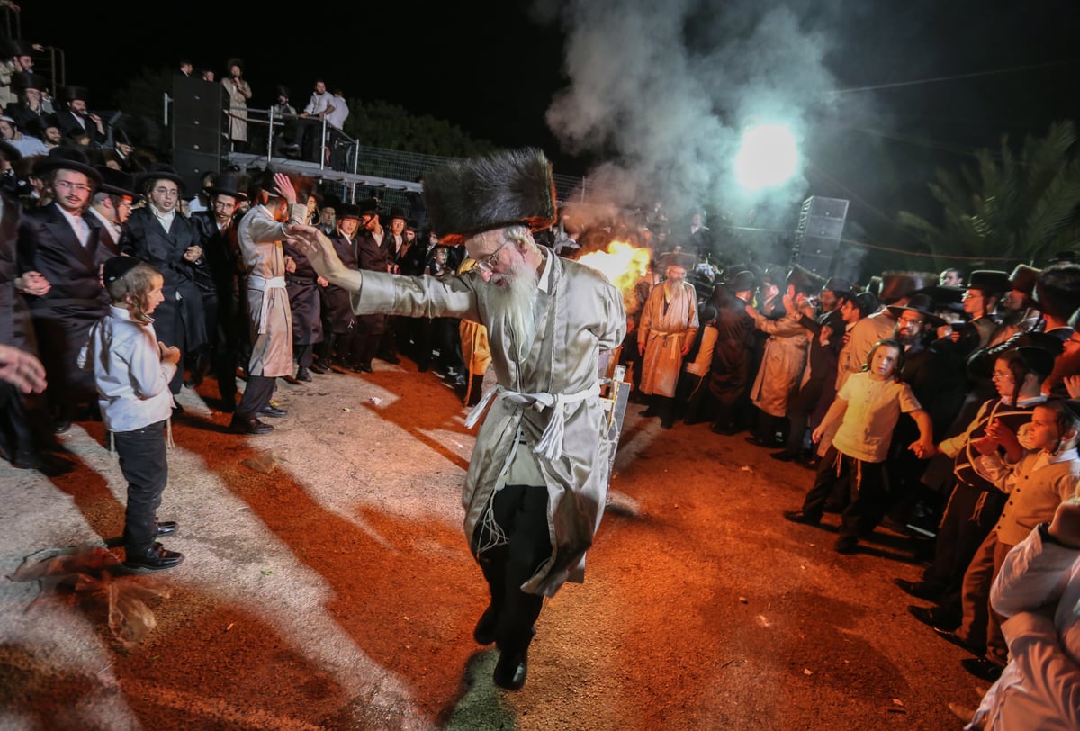 בראשות הרבי: ההדלקה של חסידי לעלוב במירון