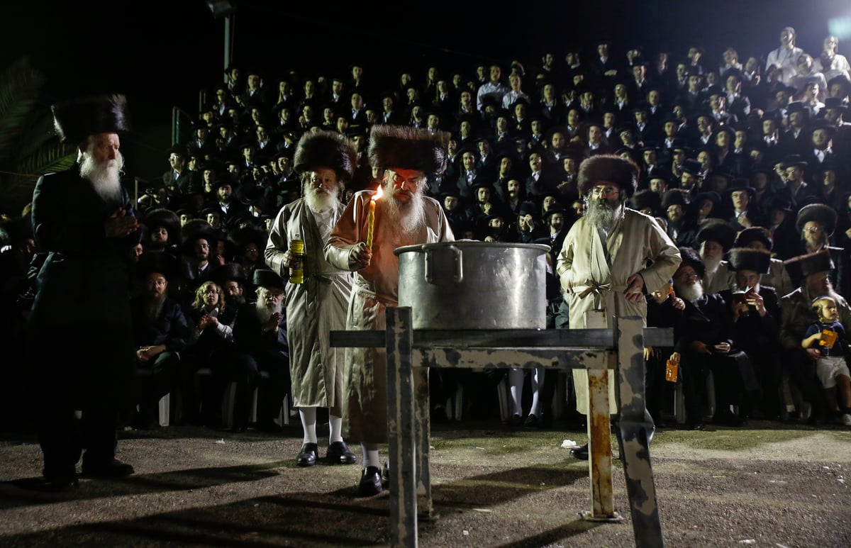 בראשות הרבי: ההדלקה של חסידי לעלוב במירון