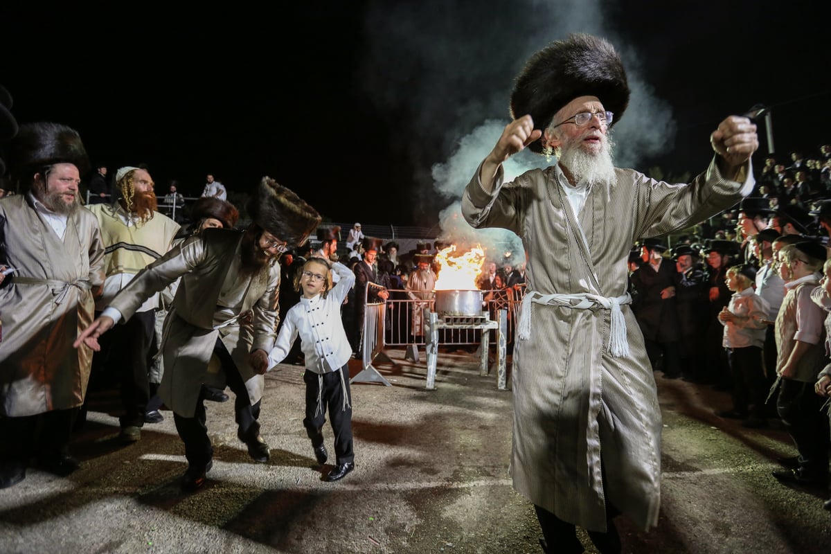 בראשות הרבי: ההדלקה של חסידי לעלוב במירון