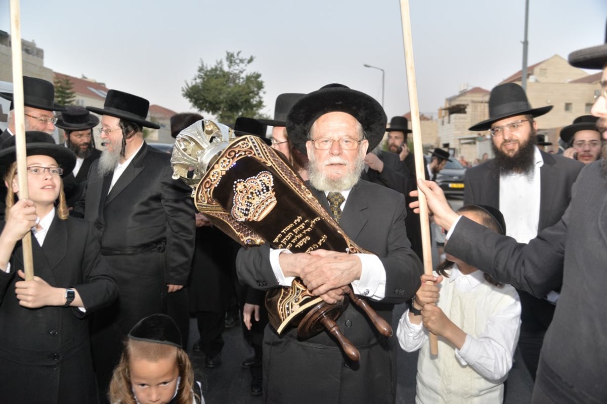 בבאיאן בביתר עילית הכניסו ספר תורה חדש