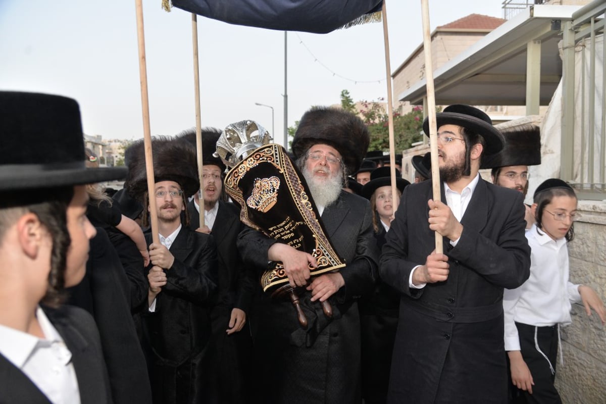 בבאיאן בביתר עילית הכניסו ספר תורה חדש