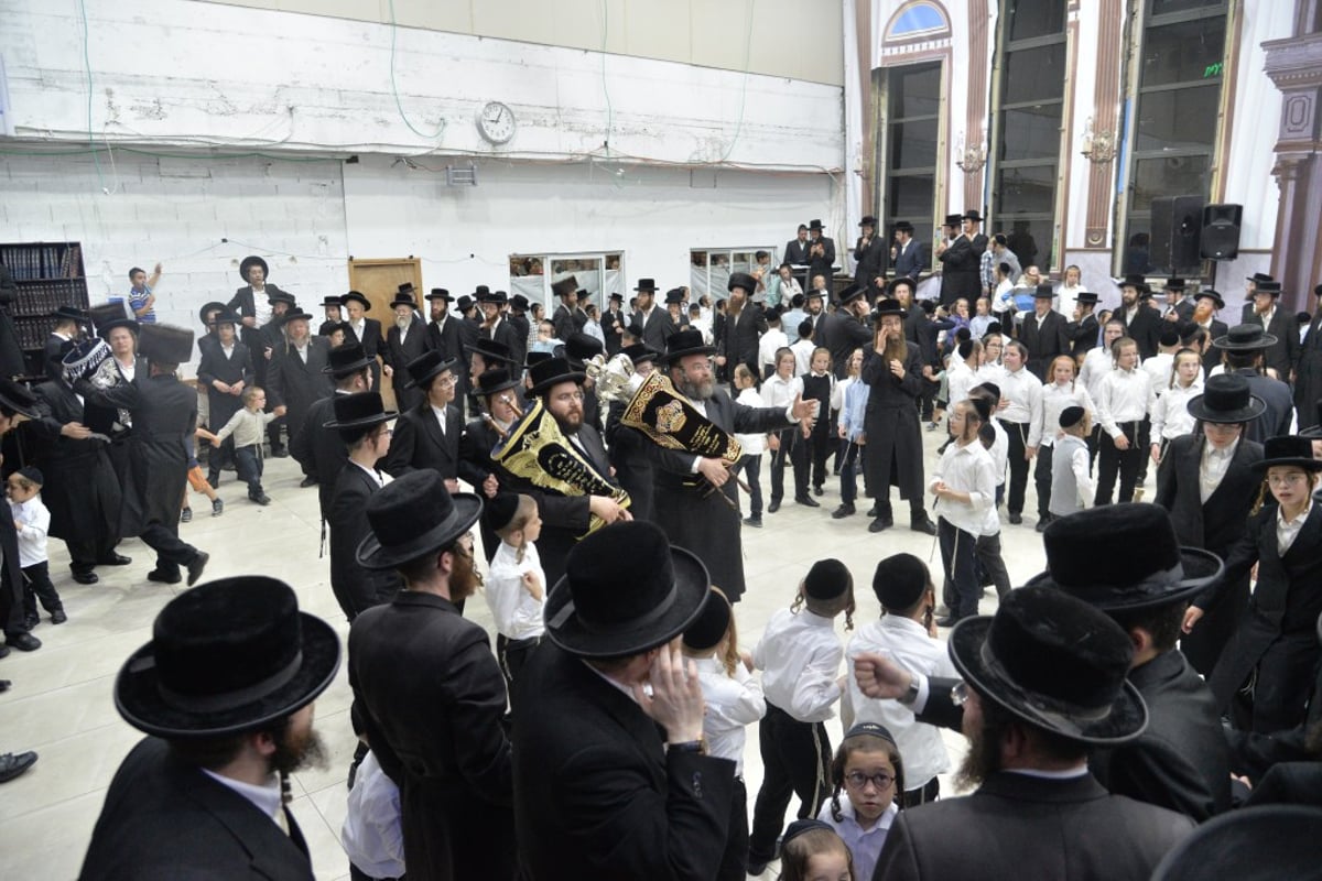 בבאיאן בביתר עילית הכניסו ספר תורה חדש