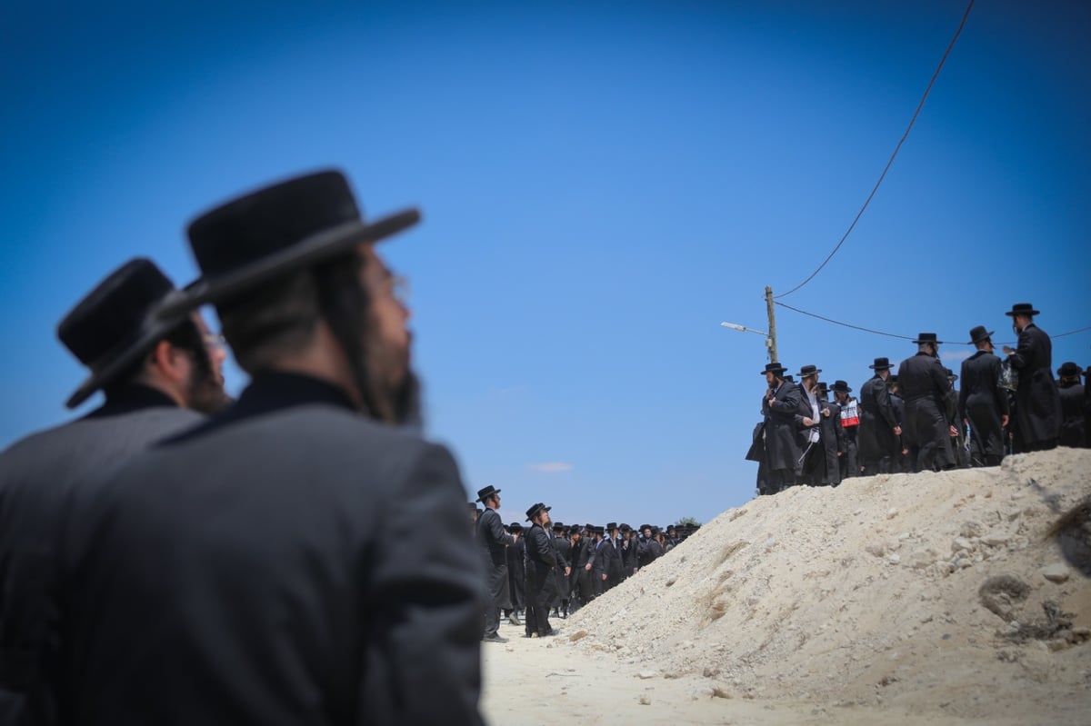 מאות מאנשי 'העדה' הפגינו: "מחללים קברים מבית שני"