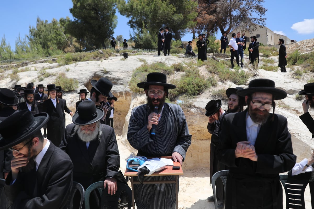 מאות מאנשי 'העדה' הפגינו: "מחללים קברים מבית שני"