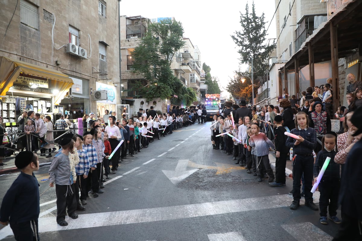 בקרעטשניף י-ם חגגו הכנסת ספר תורה