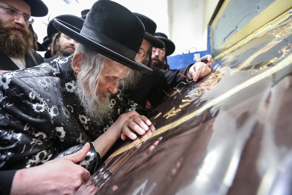 גאב"ד 'העדה החרדית' עלה למירון וערך הדלקה; צפו