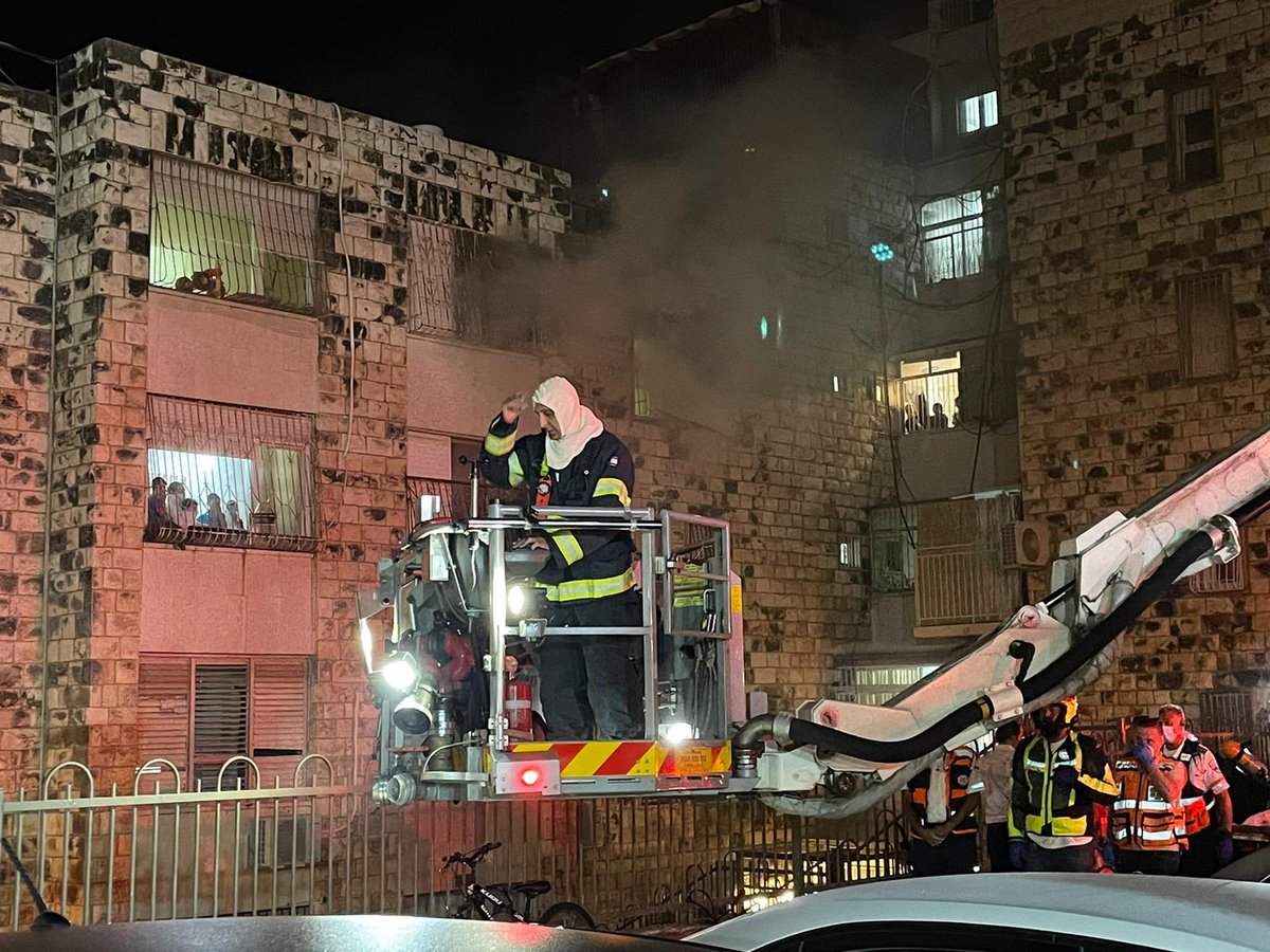 שריפה בבניין: משפחות חרדיות מחולצות