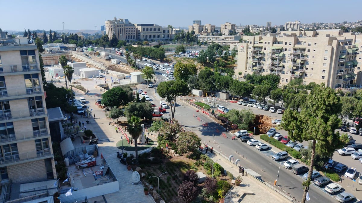 רגע דרמטי: כבאי נכנס לבולען - שהתרחב. צפו