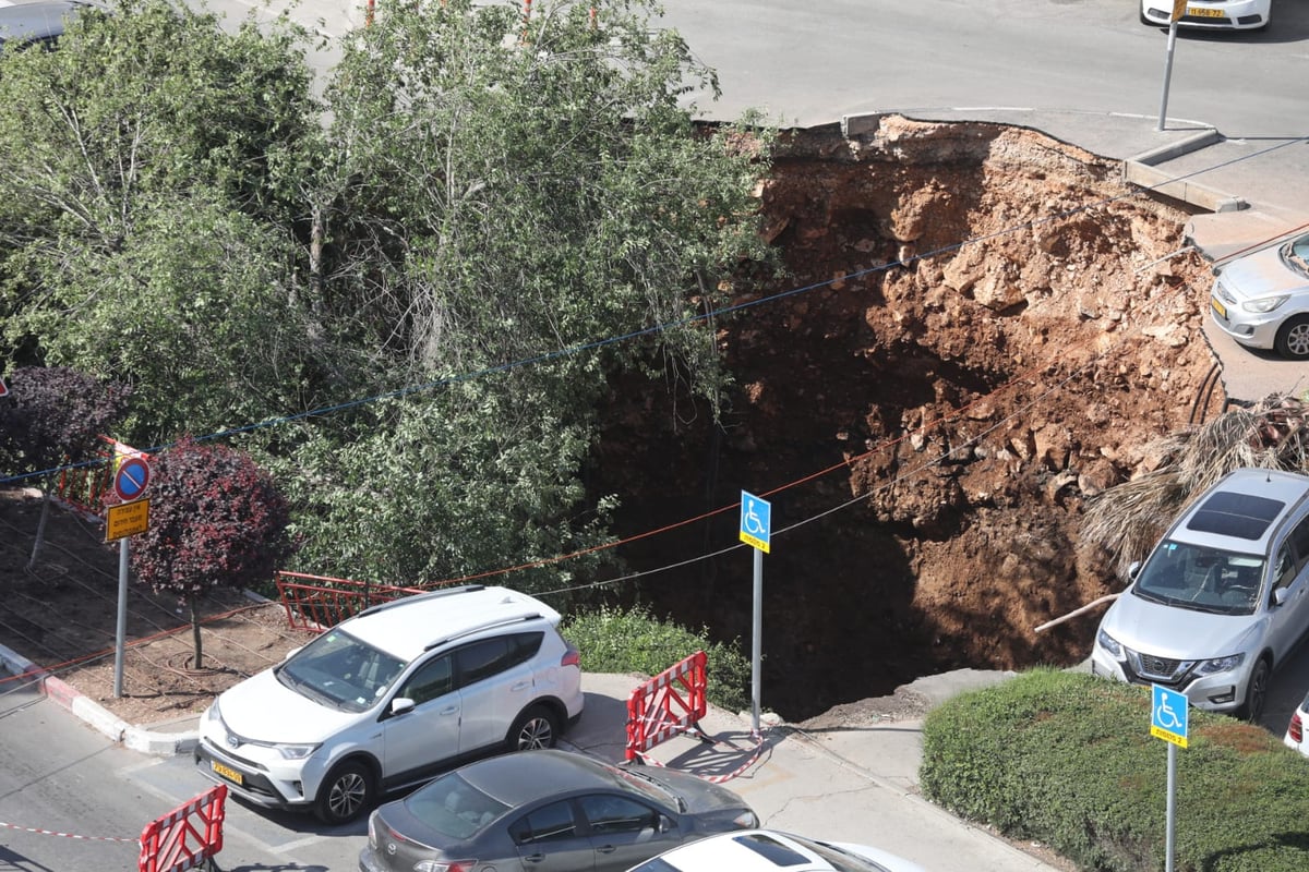 רגע דרמטי: כבאי נכנס לבולען - שהתרחב. צפו