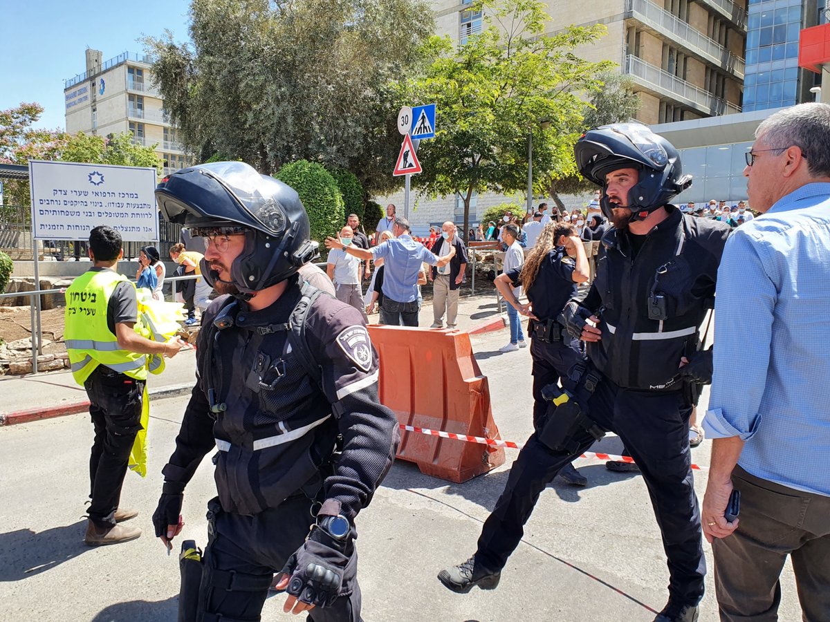 חניון בית החולים קרס לפתע; חשש ללכודים