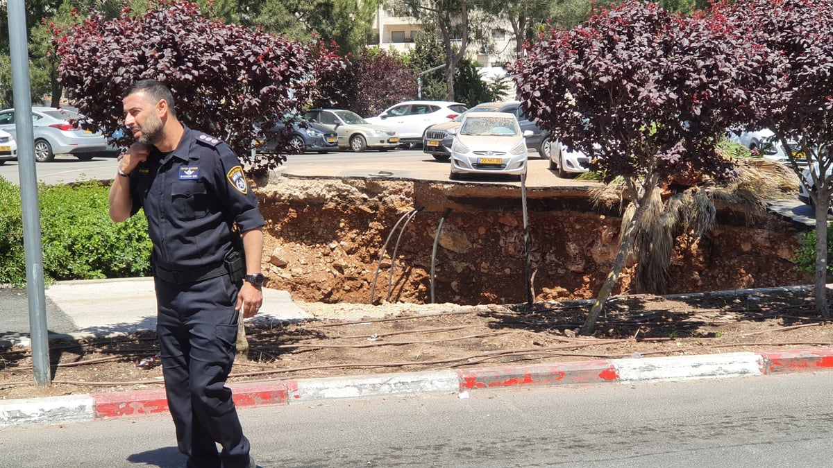 חניון בית החולים קרס לפתע; חשש ללכודים