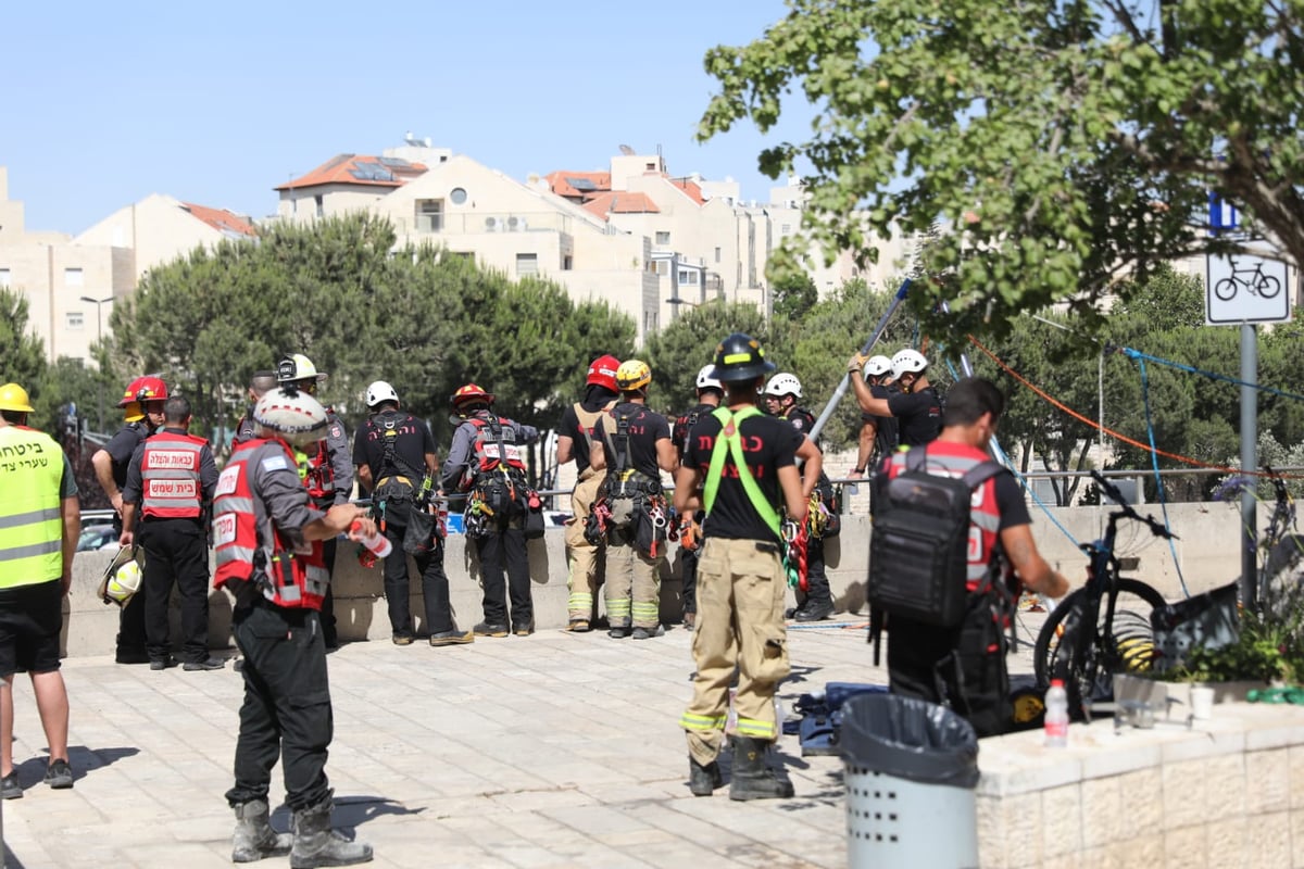 חניון בית החולים קרס לפתע; חשש ללכודים