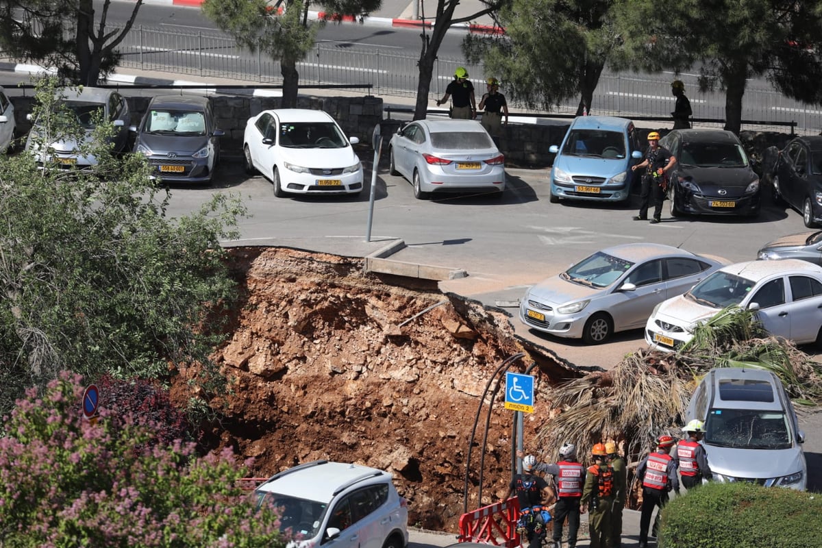 חניון בית החולים קרס לפתע; חשש ללכודים