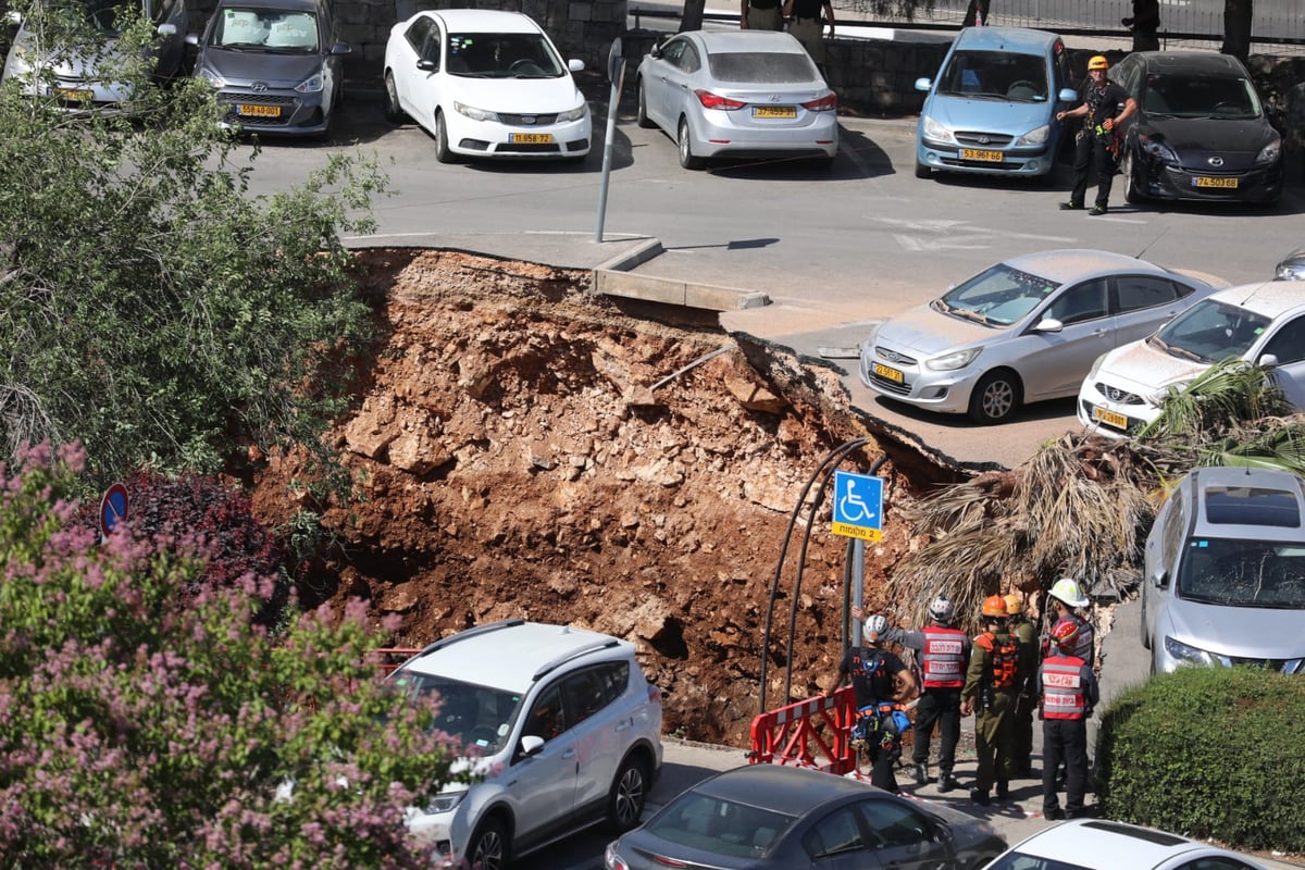 חניון בית החולים קרס לפתע; חשש ללכודים