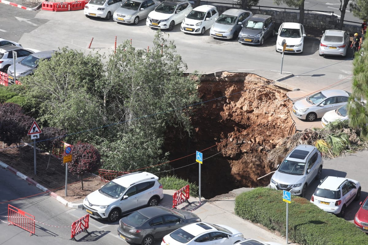 חניון בית החולים קרס לפתע; חשש ללכודים