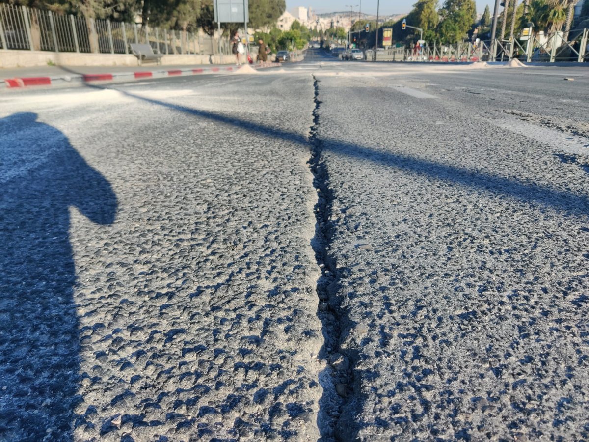 הסדק שנפער בכביש הסמוך לשערי צדק