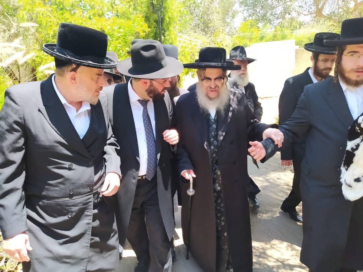 הרב רוטנברג עם הרבי, משמאל הרה"ח רבי אהרון קורניצר בעל מאפיית המצוות, היום