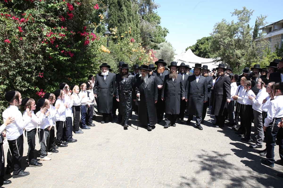 האדמו"ר מסאטמר הגיע לציון הרשב"י ושקע בלימוד