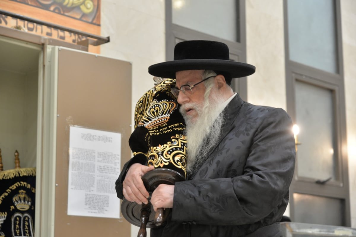 חסידי צאנז בביתר חגגו הכנסת ספר תורה