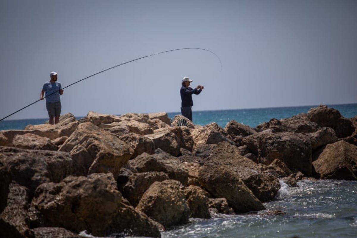דייגים בחוף דדו בחיפה אתמול