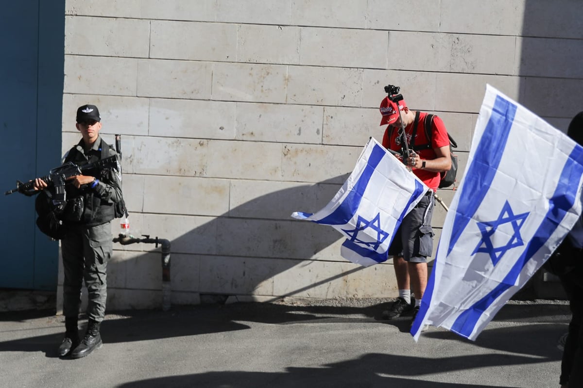 מצעד הדגלים הגיע אל הכותל המערבי; 17 מתפרעים נעצרו