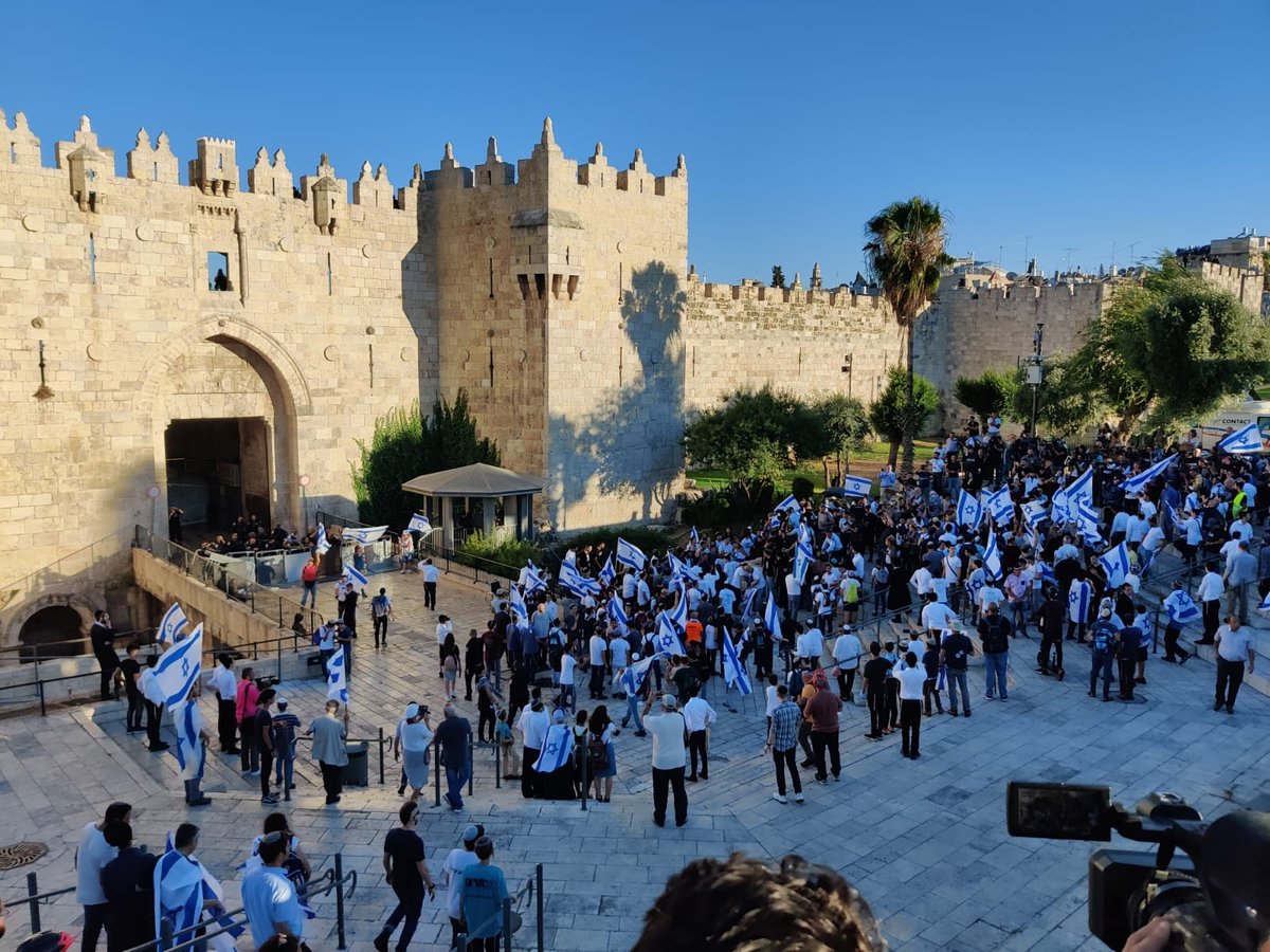 מצעד הדגלים הגיע אל הכותל המערבי; 17 מתפרעים נעצרו